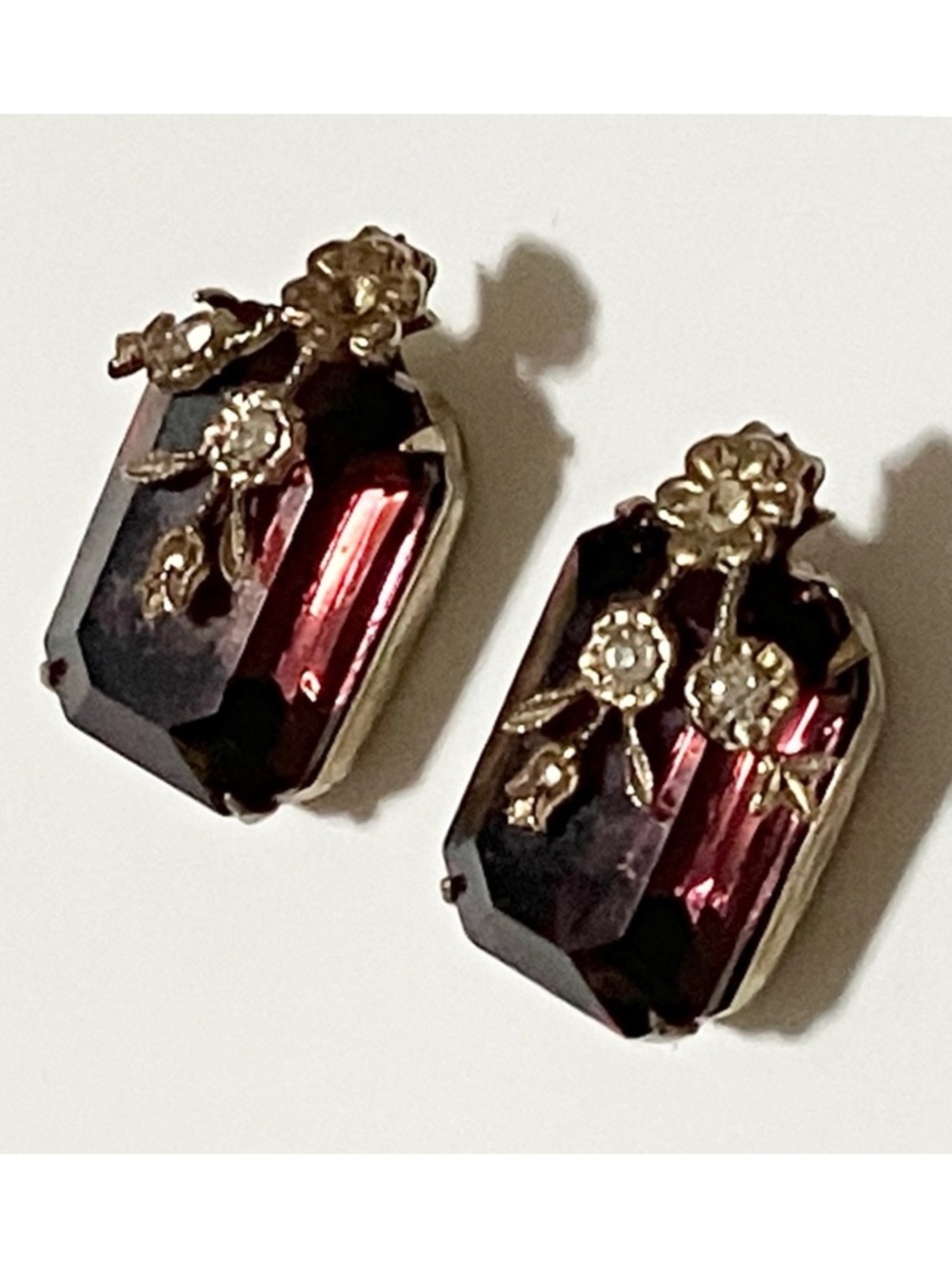 Beautiful Vintage Garnet Colored Stone with Flowers Screw-back Earrings